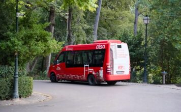 Wynajem busa Katowice – jak zorganizować miejską grę terenową dla dorosłych i dzieci na pokładzie busa?